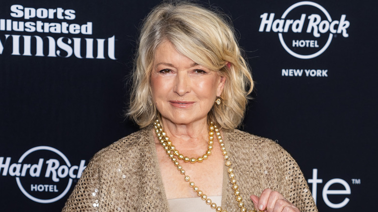 Martha Stewart indossa perline dorate