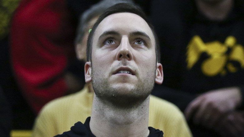 Connor McCaffery guarda Caitlin Clark in campo