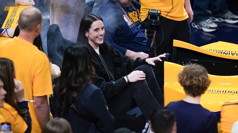 Caitlin Clark seduta alla partita degli Indiana Pacers