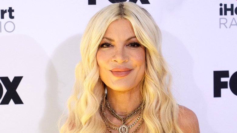 Tori Spelling capelli lunghi e ondulati