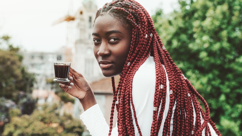 Donna con trecce bordeaux ed espresso