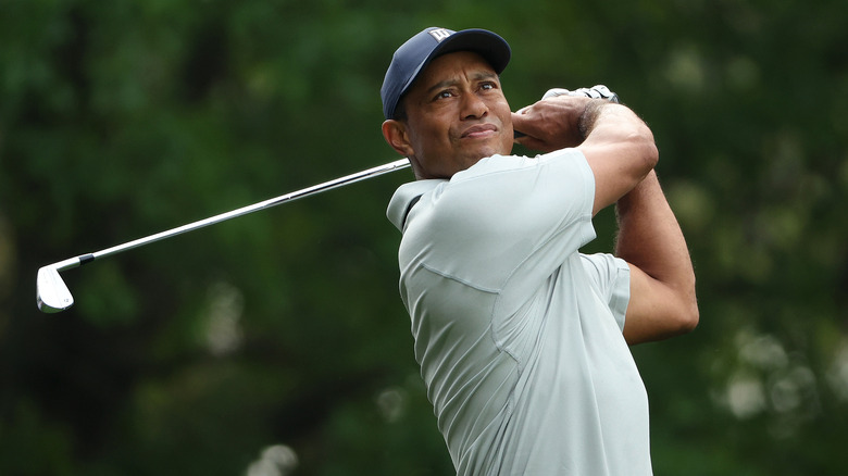 Tiger Woods che fa oscillare la mazza da golf