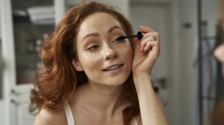 Donna che mette il mascara