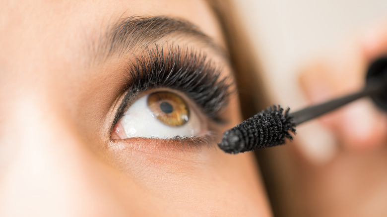 Donna che mette il mascara