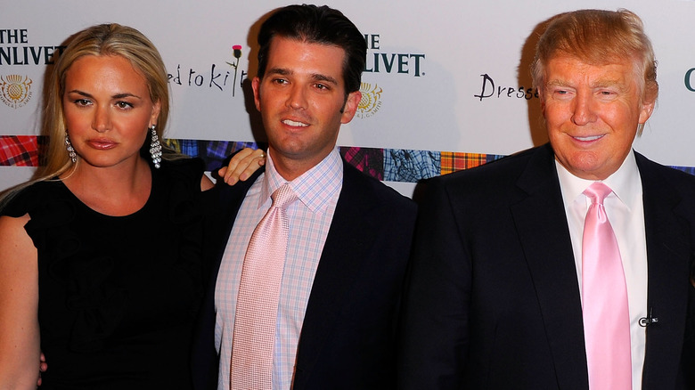 Donald Trump Jr. in piedi tra la sua ex moglie e il padre