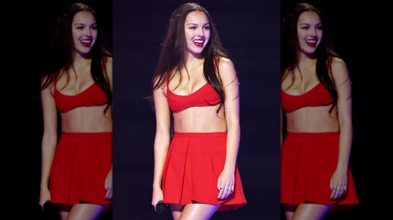 Olivia Rodrigo reggiseno rosso e gonna 