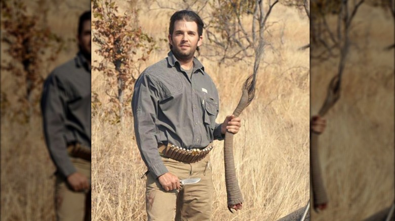 Donald Trump Jr. posa con una coda di elefante