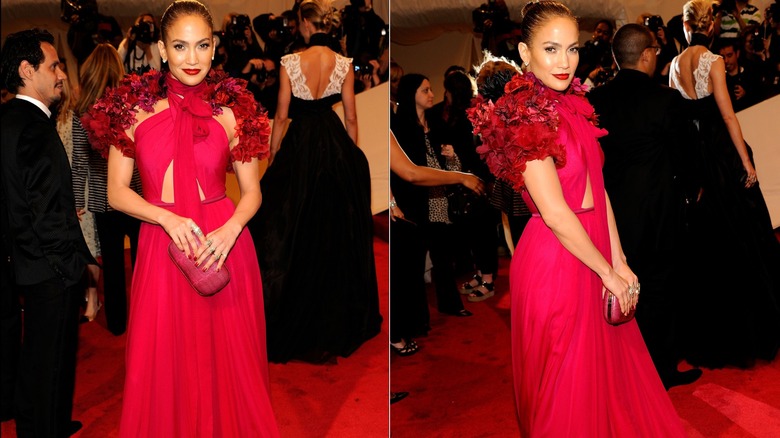 L'abito rosso di Jennifer Lopez al Met Gala