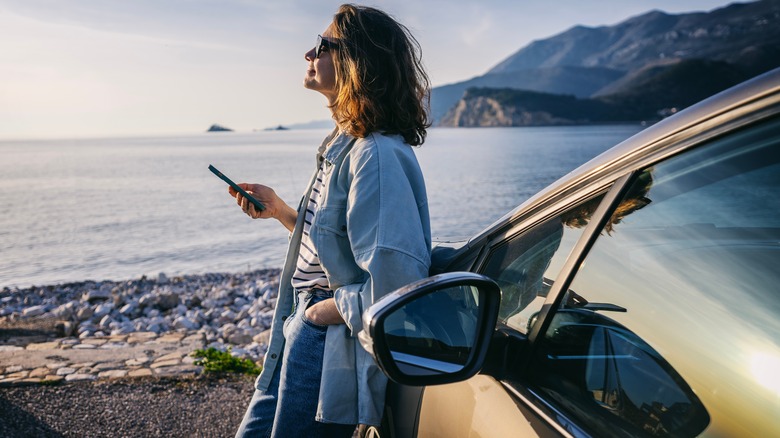 Donna in piedi vicino all'auto