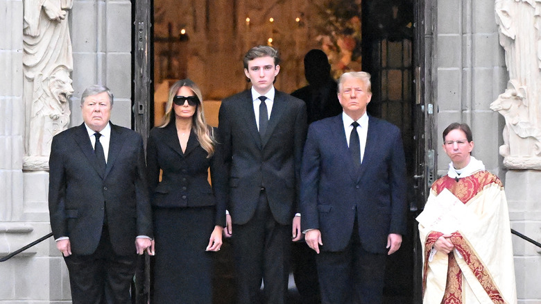 Barron Trump accanto ai genitori e al nonno