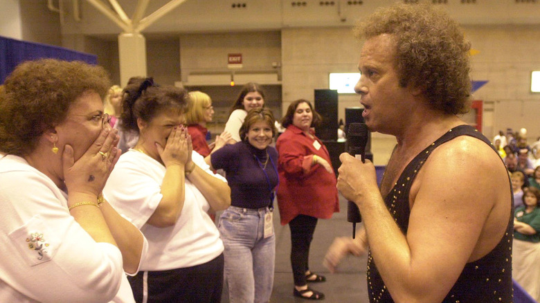 Richard Simmons parla con i fan nel 2000