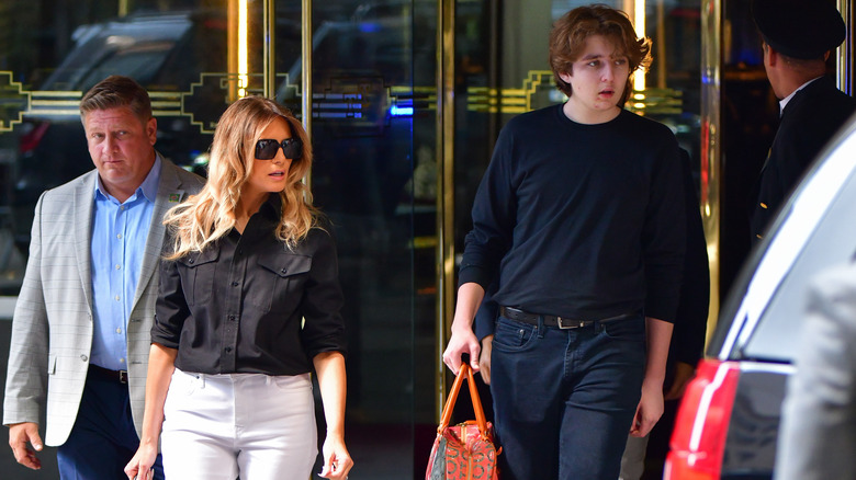 Melania e Barron Trump camminano