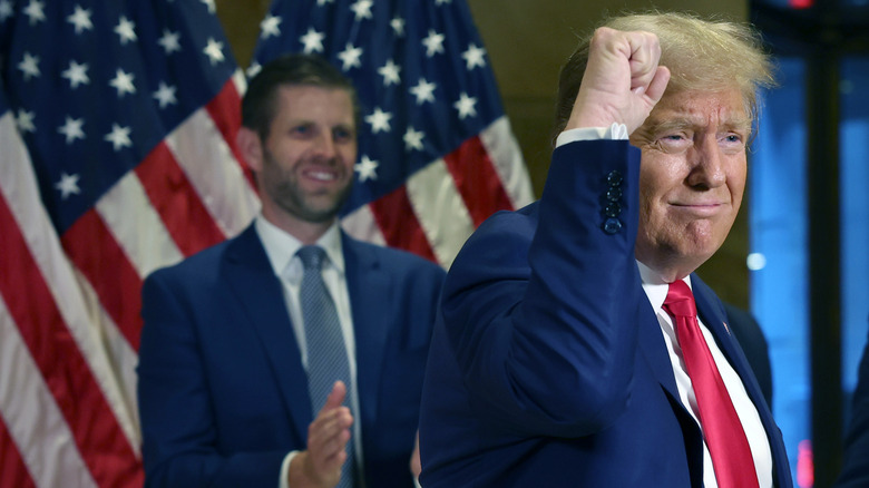 Eric Trump guarda Donald Trump