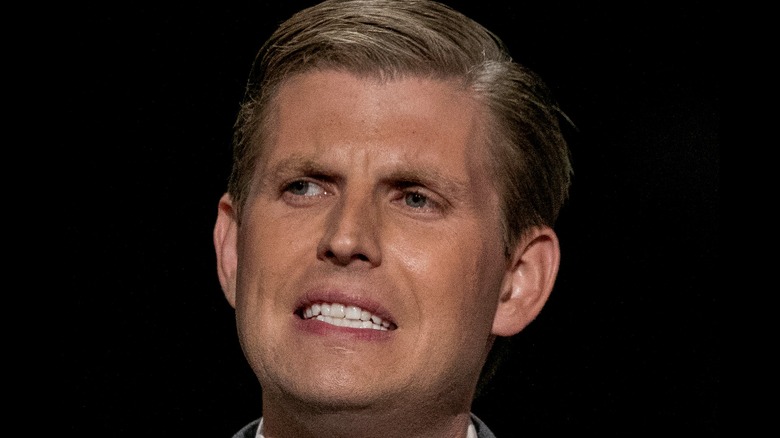 Eric Trump fa una smorfia