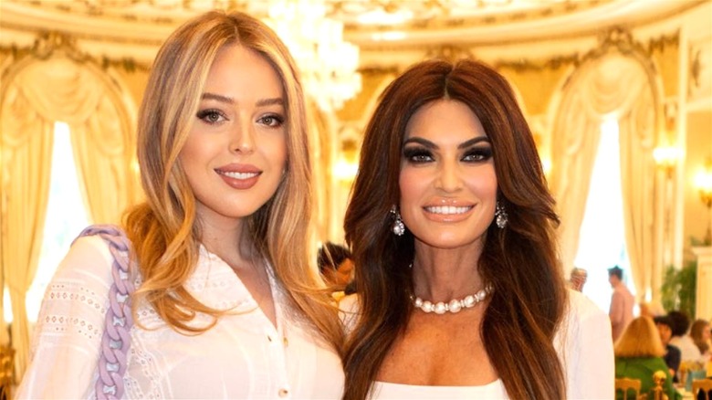 Tiffany Trump e Kimberly Guilfoyle sorridono