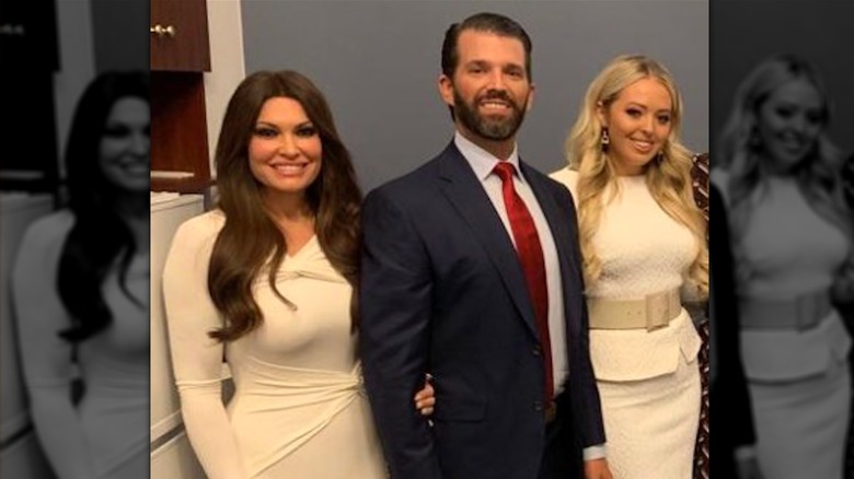 Kimberly Guilfoyle con Donald Jr e Tiffany Trump