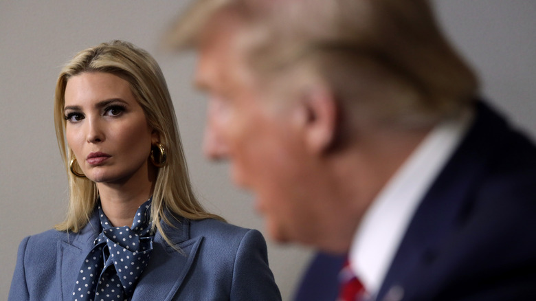 Ivanka Trump guarda Donald Trump