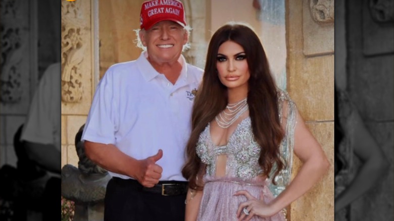 Donald Trump posa con Kimberly Guilfoyle