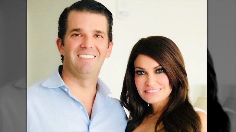 Kimberly Guilfoyle e Donald Trump Jr sorridono