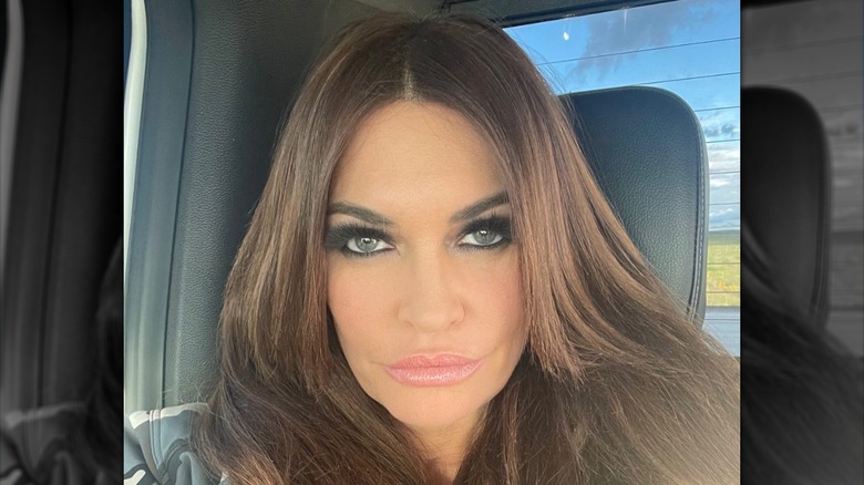 Kimberly Guilfoyle si fa un selfie con il broncio