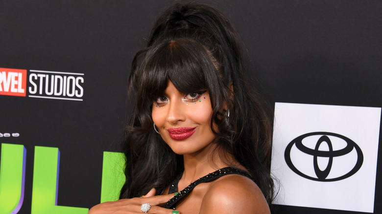 Jameela Jamil posa