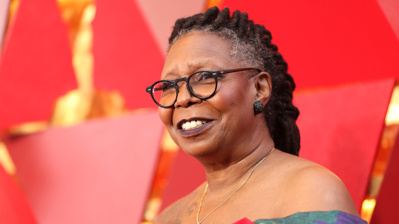 Whoopi Goldberg sorride