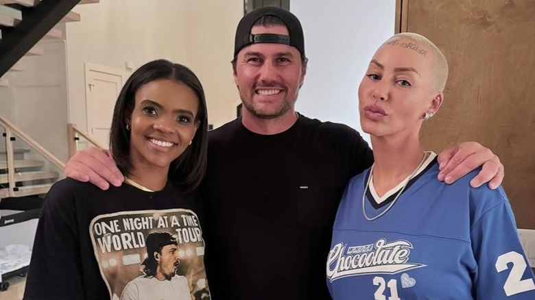 Candace Owens, Amber Rose e Josh Hall sorridono