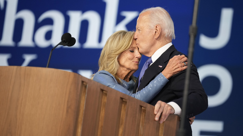 Joe Biden bacia Jill Biden