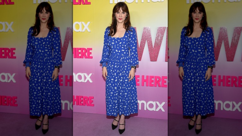 Zooey Deschanel in un vestito viola