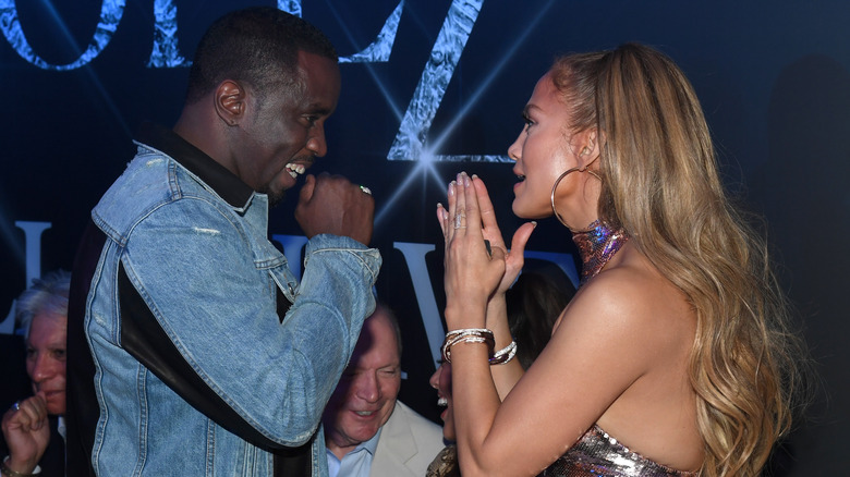 Diddy e Jennifer Lopez si guardano