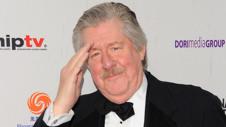 Edward Herrmann saluta