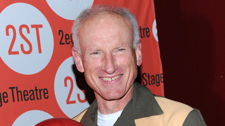 James Rebhorn sorride