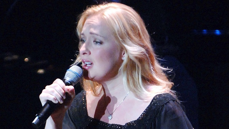 Mindy McCready canta