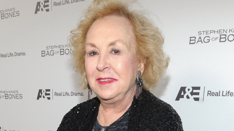 Doris Roberts in posa