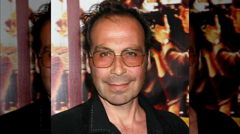 Taylor Negron indossa occhiali con montatura