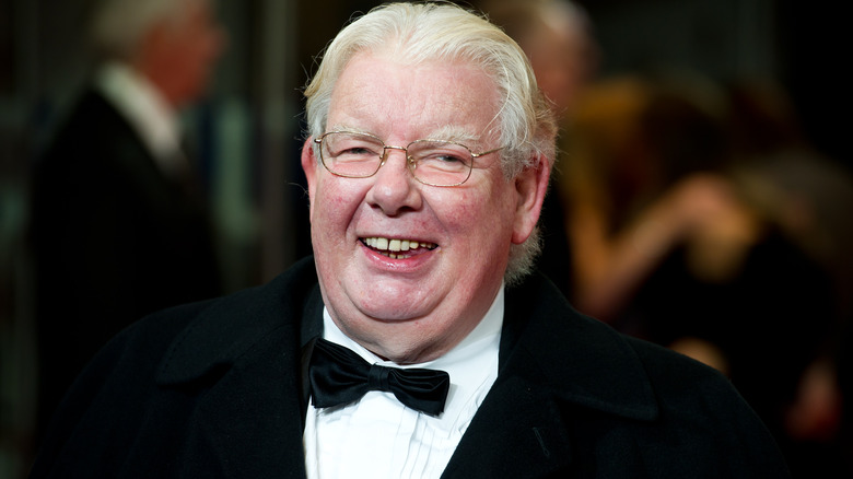 Richard Griffiths sorride