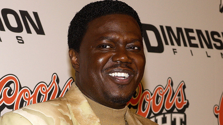 Bernie Mac sorride