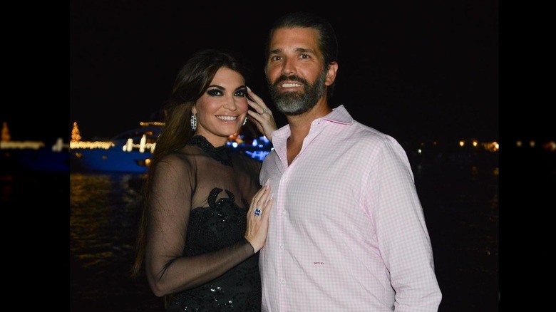 Kimberly Guilfoyle e Donald Trump Jr. sorridono