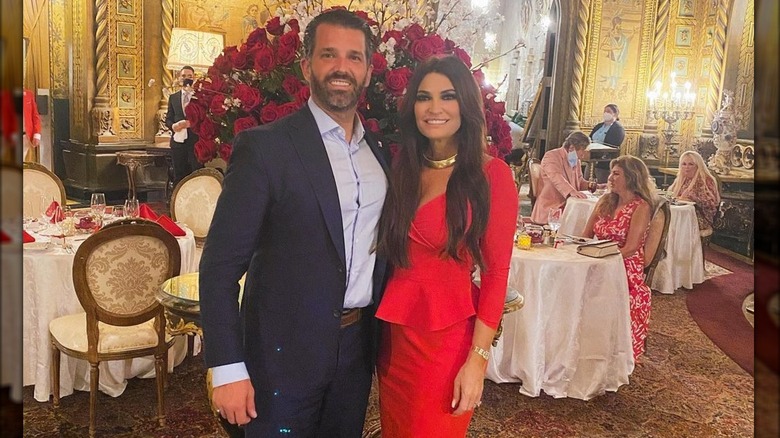 Donald Trump Jr. e Kimberly Guilfoyle in posa