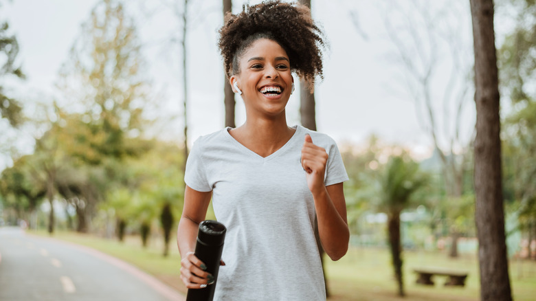 Donna che fa jogging all'aperto