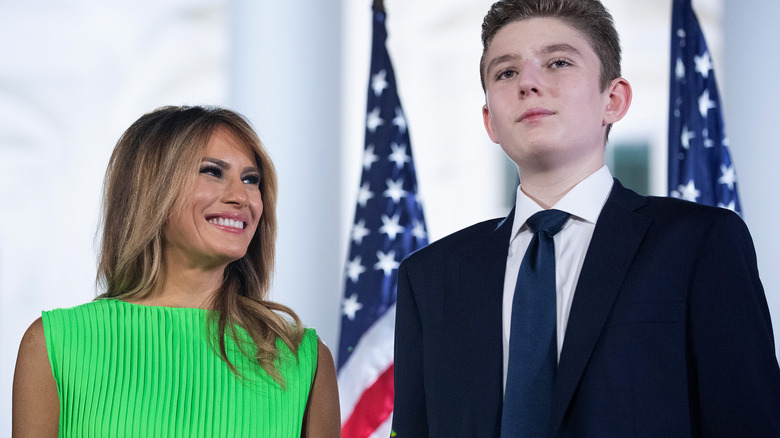 Melania Trump guarda Barron Trump