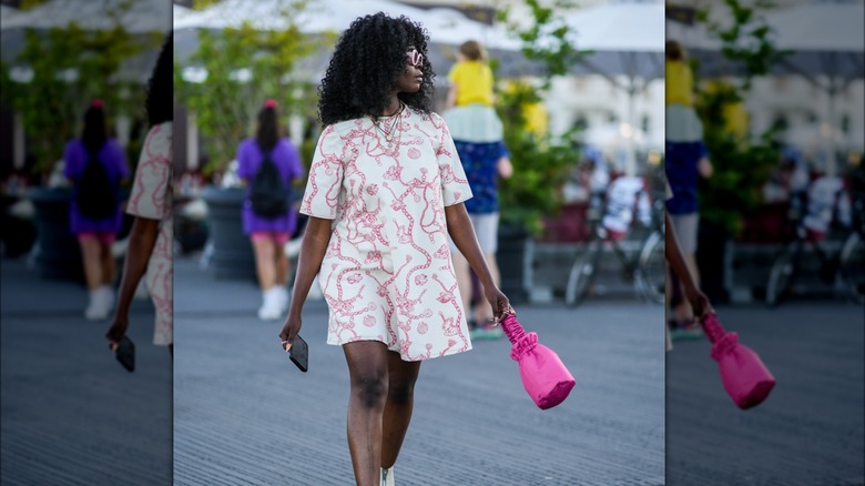 Abito a tubino bianco e rosso, borsa rosa