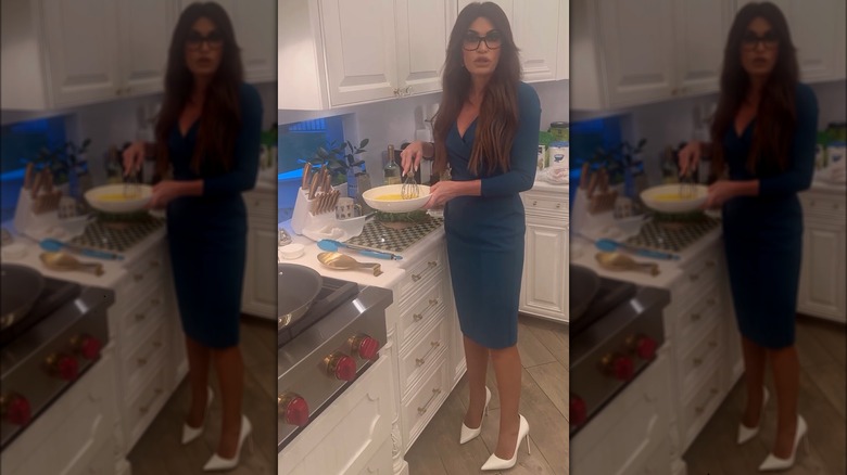 Kimberly Guilfoyle tiene in mano una ciotola