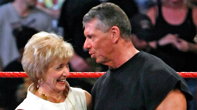 Linda e Vince McMahon sul ring