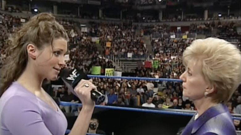 Stephanie e Linda McMahon sul ring