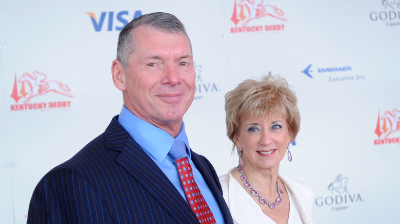 Vince e Linda McMahon sorridono