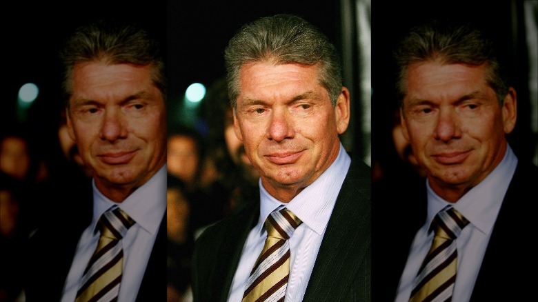 Vince McMahon in giacca e cravatta