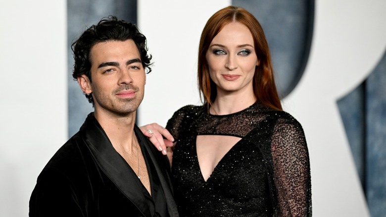 Sophie Turner con la mano sulla spalla di Joe Jonas