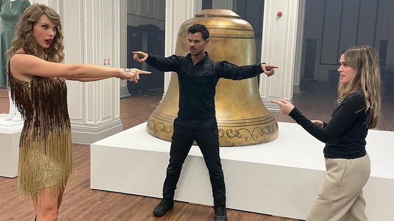 Taylor Lautner, Taylor Swift, Taylor Lautner che si indicano a vicenda