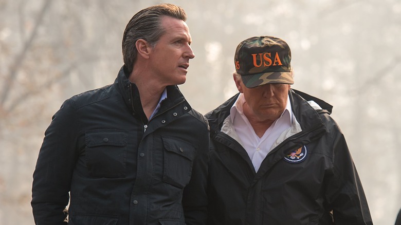 Gavin Newsom e Donald Trump camminano